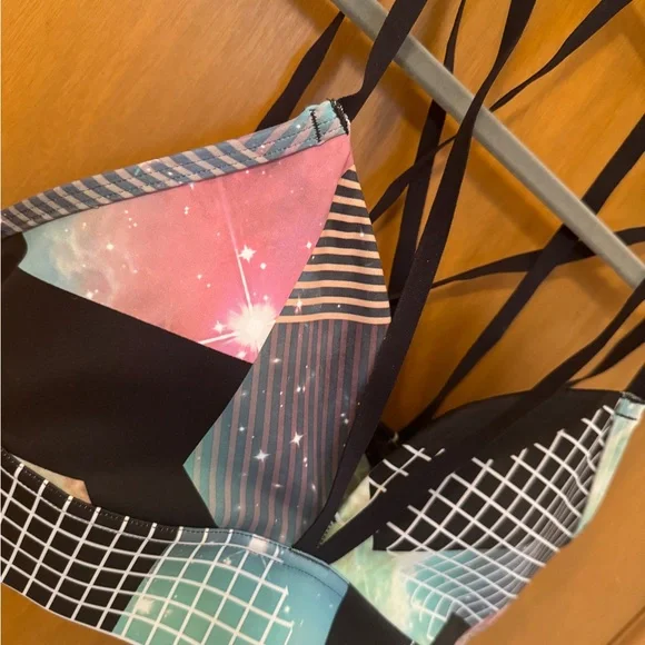 Strappy Sports Bra - Picture 3 of 4